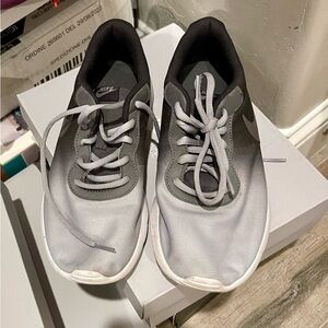 NIKE Kids 5.5, Men’s 5.5, Women’s 7